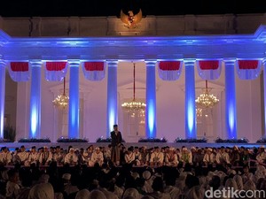 Lesehan di Halaman Istana, Jokowi-JK Diapit Ulama Berzikir dan Doa