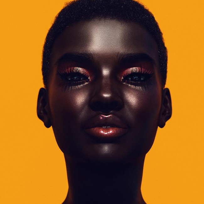 Meski hanya robot, pulasan makeup di wajah Shudu dibantu oleh makeup artist ternama, Sir John yang kerap mendandani Khloe Kardashian, Chrissy Teigen sampai Beyonce. Foto: Dok. Instagram/Shudu