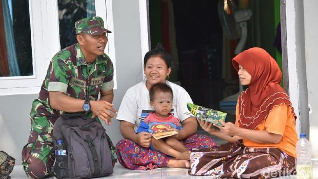 Pelda Jumbadi saat bersama warga di Desa Jali. 