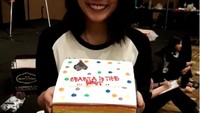 Ini bukan kue ulang tahun Merry tapi kue ucapan selamat. Merry terlihat senang banget mendapat rainbow cake berselimut krim.  Foto: instagram @merryriana