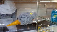 Keren! Ini bukan cotton candy, lho. Tapi es krim berbentuk awan hitam di atas sebuah cone. Kreasi ini awalnya booming di Korea Selatan. Namun saat ini banyak ditemui di penjual makanan pinggir jalan wilayah Shanghai.Foto: Istimewa