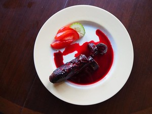 Hiii... Wanita Ini Nekat Bikin Sosis Pakai Darah Sendiri