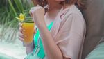 Intip Pose Manis Vokalis Geisha, Regina Poetiray Saat Cicip Minuman