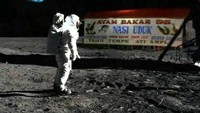 Duh, siapa sangka orang Lamongan merantaunya hingga ke bulan? Wah, seperti apa ya rasanya makan nasi uduk di bulan? Foto: Istimewa