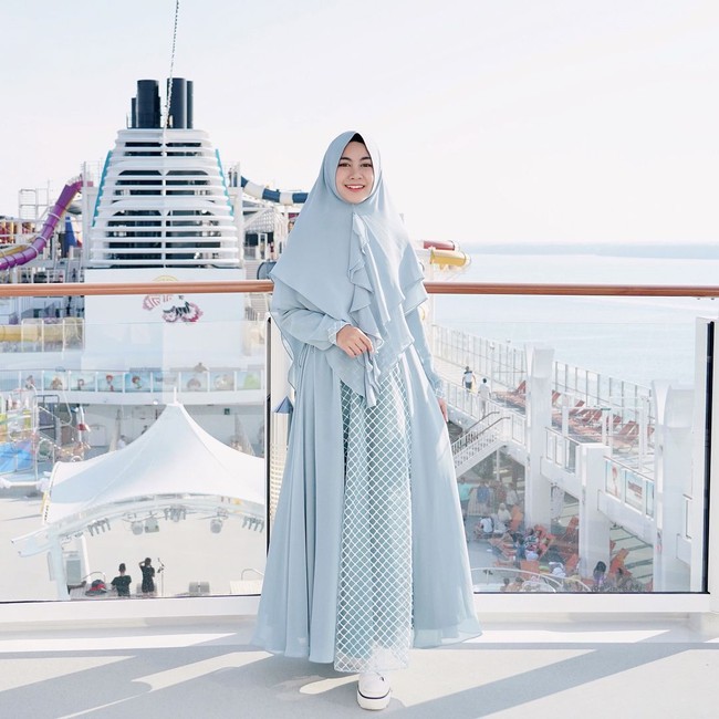 Di antara dua gadis cantik, bersuara merdu, nan solehah ini, gaya siapa yang paling kamu suka? Foto: Instagram Anisa Rahma