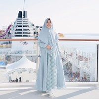 Di antara dua gadis cantik, bersuara merdu, nan solehah ini, gaya siapa yang paling kamu suka? Foto: Instagram Anisa Rahma