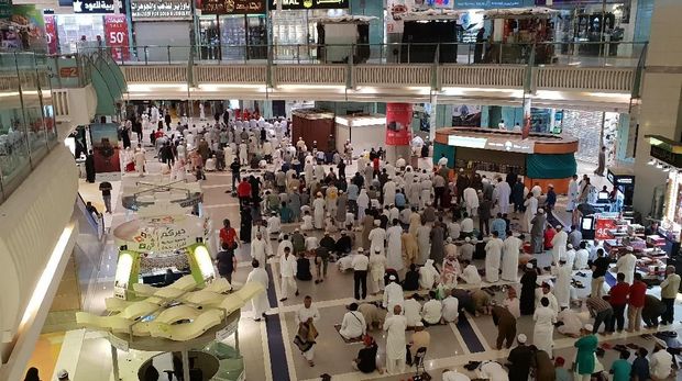 Saat azan, para penjaga kios maupun jemaah pengunjung mal langsung bergegas mengambil air wudhu. Mereka langsung membentuk barisan saf di lantai-lantai mal. 