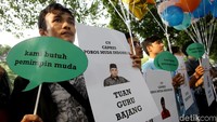 Masing-masing orang terlihat memegang kertas yang bergambar tokoh beserta namanya. 