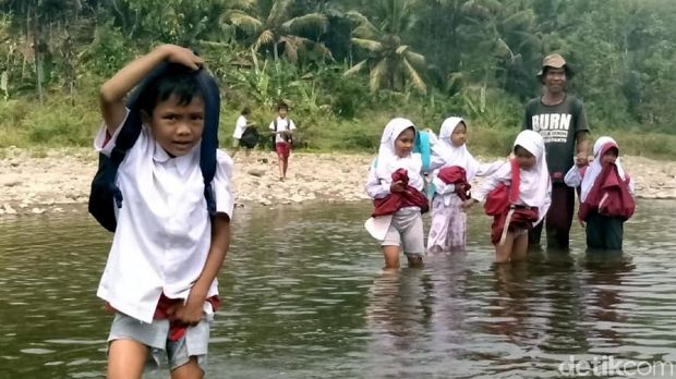 Demi Sekolah, Pelajar Sukabumi Nekat Terobos Sungai 