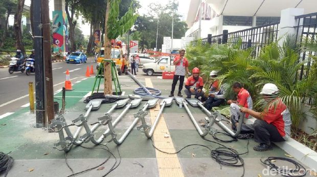 Tiang Halang Rintang Dicabut, Tiang Lampu Dipasang Dekat Taman GBK