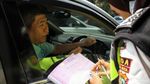 Aksi Polwan Tilang Pelanggar Ganjil Genap
