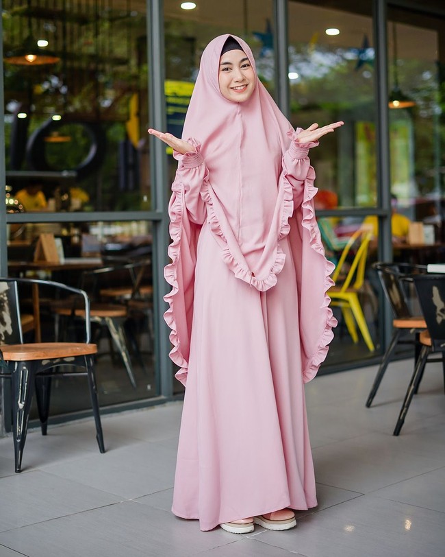 Annisa eks Cherrynelle memiliki gaya yang lebih feminin. Ia senang tampil dengan warna-warna pastel dan cerah seperti merah muda, biru muda, dan khaki. Ia pun kerap terlihat memakai busana berdetail ruffle. Foto: Instagram Anisa Rahma