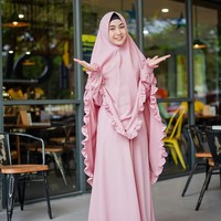 Annisa eks Cherrynelle memiliki gaya yang lebih feminin. Ia senang tampil dengan warna-warna pastel dan cerah seperti merah muda, biru muda, dan khaki. Ia pun kerap terlihat memakai busana berdetail ruffle. Foto: Instagram Anisa Rahma