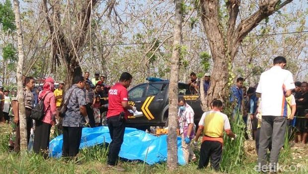 Evakuasi mayat perempuan di hutan jati Blora. 
