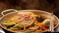 Malam-malam begini memang enaknya menyantap makanan yang hangat dan gurih. Oden, telur rebus hingga irisan daging pun menjadi santapan makan malam Harit. Foto: Instagram @ssingss