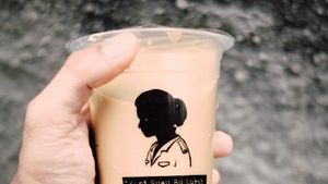 Slurpp! Segar Manis 15 Es Kopi Susu Ada di Sini