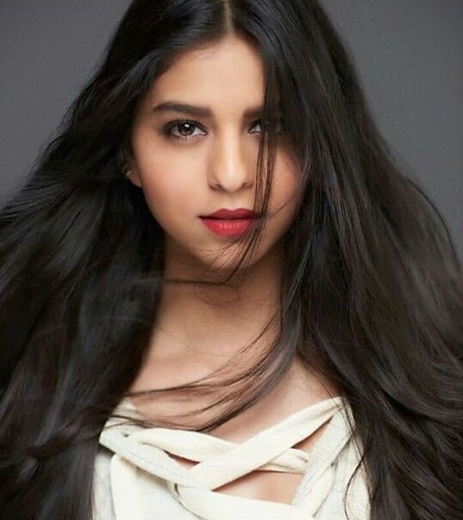 Dalam wawancara dengan Vogue, Suhana Khan mengaku tidak memiliki banyak pengalaman berpose ke kamera. Namun tetap saja dengan rambut hitam panjangnya, penampilannya membuat siapapun yang melihatnya kagum dengan kecantikannya. Foto: Instagram