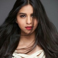 Dalam wawancara dengan Vogue, Suhana Khan mengaku tidak memiliki banyak pengalaman berpose ke kamera. Namun tetap saja dengan rambut hitam panjangnya, penampilannya membuat siapapun yang melihatnya kagum dengan kecantikannya. Foto: Instagram