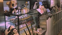 Tak jauh dari pintu masuk, terlihat sebuah meja pemesanan yang terbuat dari kontainer bekas. Di sana terlihat mesin penyeduhan kopi serta beberapa minuman dalam kemasan dan dessert. Foto: Instagram vitalinakey  
