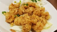 Racikan udang telur asin bergaya oriental ini enak disantap dengan irisan kol. Rasanya gurih dan tak berjejak rasa amis sama sekali. Foto: Instagram @glassesgirl.gtw