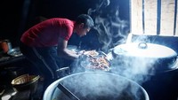 Kalau ini pose serius Bambang saat belajar membuat mangut lele buatan Mbah Marto di Bantul, Jogja. Foto: Instagram @thenekatchef