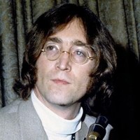 John Lennon memiliki tanda tangan yang pernah dijual dan laku sebesar 6.950 pound sterling atau Rp 131 jutaan. Foto: Dok. Telegraph