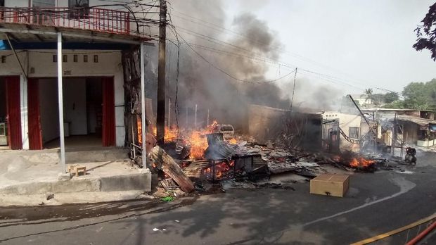 Kebakaran 5 unit kios di Jalan Proklamasi, Depok
