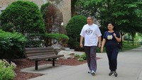 Jogging santai di luar negeri, biar badan tetap sehat. Yang ini SBY dan Ani Yudhoyono menikmati angin semilir di Universitas Notre Dame, South Bend, Indiana, AS (@aniyudhoyono/Instagram)