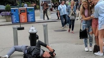 Jadi tukang foto saat di jalan bersama teman-teman pacar. Foto: bored panda