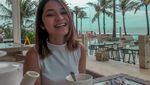 Intip Pose Manis Vokalis Geisha, Regina Poetiray Saat Cicip Minuman