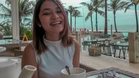 Mampir bersantai di restoran pinggir pantai, keponakan pemain bola Rocky Poetiray ini sedang menikmati secangkir teh. Foto: Instagram reginapoetiray