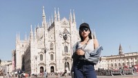 Pergi ke Milan, Maudy tak lupa menyempatkan diri untuk berfoto di depan Duomo Milan yang menjadi ikon kotanya. Maudy pun tak kalah mempesona dibanding latar belakangnya (@maudyayunda/Instagram)