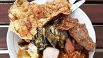 Sarapan Mantap Nasi Bhuk Khas Madura dengan Lauk Komplet