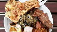Lha ini mana nasinya? tertutup lauk babat, paru, empal, serundeng dan rempeyek udang. Foto : Instagram @anthonychun92