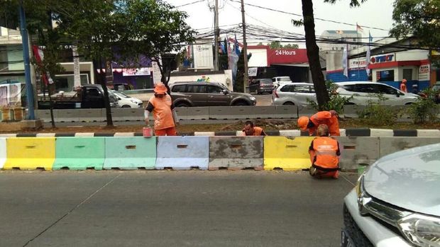 Tadinya separator dicat warna-warni untuk menyemarakan Asian Games