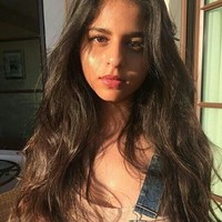Suhana Khan merupakan anak kedua dari Shah Rukh Khan. Suhana memiliki kecantikan yang banyak dipuja penggemar ayahnya. Dia mewarisi pesona sang ayah dan kecantikan ibunya. Foto: Instagram