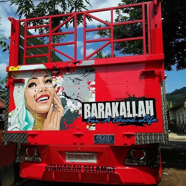 Semoga berkah untuk kehidupan yang lebih baik, kata Dewi Sandra. Foto: Instagram @bokongtruk.id