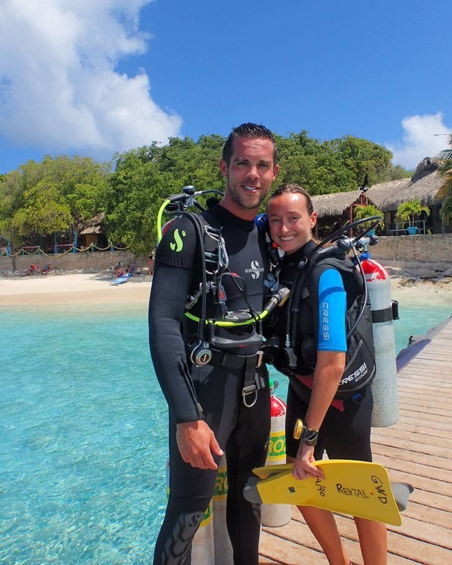 Aku bangun pagi untuk mengecek email dan mulai bekerja karena perbedaan waktu. Aku biasanya bekerja pagi dan lalu aku bebas melakukan apapun. Untungnya, Tim biasanya selesai bekerja sekitar jam 2 atau 3 siang ketika aku sudah selesai bekerja dan olahraga jadi kami bebas ke pantai, menyelam scuba, mendaki, berselancar, dan barbecue dengan teman, tutur Sarah. Foto: Instagram @wanderingpublicist