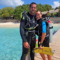 Aku bangun pagi untuk mengecek email dan mulai bekerja karena perbedaan waktu. Aku biasanya bekerja pagi dan lalu aku bebas melakukan apapun. Untungnya, Tim biasanya selesai bekerja sekitar jam 2 atau 3 siang ketika aku sudah selesai bekerja dan olahraga jadi kami bebas ke pantai, menyelam scuba, mendaki, berselancar, dan barbecue dengan teman, tutur Sarah. Foto: Instagram @wanderingpublicist