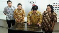 Penandatanganan prasasti peresmian diler Honda Nusantara MT Haryono. Istimewa/Honda.