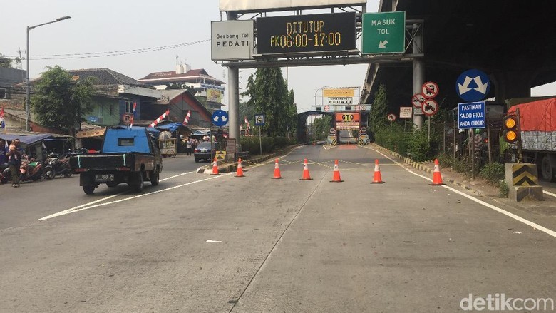 Polisi Halau Massa Buruh yang Coba Masuk Tol Pedati Polisi Halau Massa Buruh yang Coba Masuk Tol Pedati