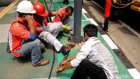 Mur yang sudah tercampur dengan semen sulit dibongkar.