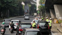 Mulai hari ini, pengguna jalan yang masih melanggar ganjil genap akan diberikan sanksi berupa tilang oleh para petugas kepolisian.