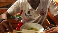 Meski berasal dari Semarang, Bepe rupanya juga gemar menyantap papeda, bubur khas Maluku dan Papua yang disajikan dengan ikan tongkol. Foto: Instagram @thenekatchef