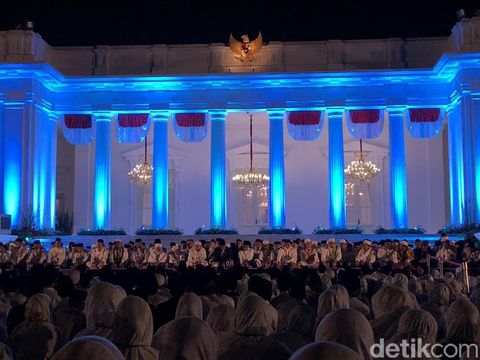 Lesehan di Halaman Istana, Jokowi-JK Diapit Ulama Berzikir dan Doa