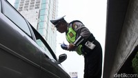 Dengan berlakunya aturan ganjil-genap maka Polda Metro Jaya dapat menilang para pelanggarnya.