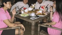 HAPPY 21st WEDDING ANNIVERSARY, momsky & dadsky! love u two to d very maxxxxx. Godbless u both, loveeee, tulis  Regina di keterangan foto. Wah, keluarganya kompak makan malam bareng. Foto: Instagram reginapoetiray