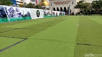 Pemkot Bandung bergerak merevitalisasi. Perbaikan utama yang dilakukan adalah mengganti hamparan rumput sintetis yang mencapai 4.300 meter persegi. Rencananya seluruh hamparan yang berupa karpet tersebut akan diganti.