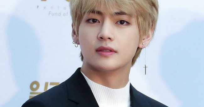 Kini V yang dinobatkan jadi pria tertampan di dunia 2018 sudah tampak menggemuk dan pipinya lebih chubby. Tapi justru makin menambah ketampanannya. Foto: Dok. Koreaboo