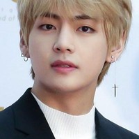 Kini V yang dinobatkan jadi pria tertampan di dunia 2018 sudah tampak menggemuk dan pipinya lebih chubby. Tapi justru makin menambah ketampanannya. Foto: Dok. Koreaboo